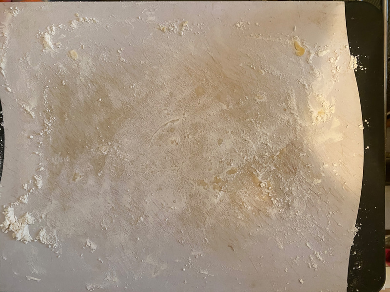 生地に水分があるので、打ち粉めっちゃ大事です