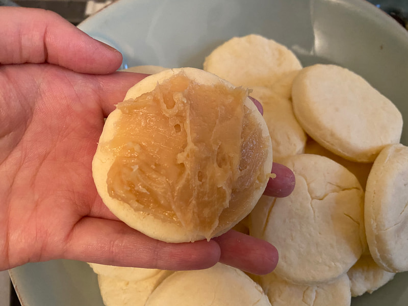 1枚づつドゥルセデレチェを塗って、サンドしていきます