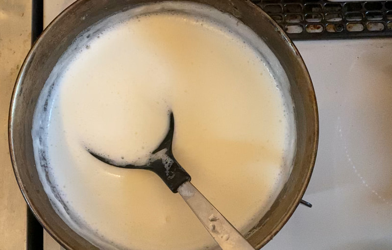 沸騰後に重曹を加えます