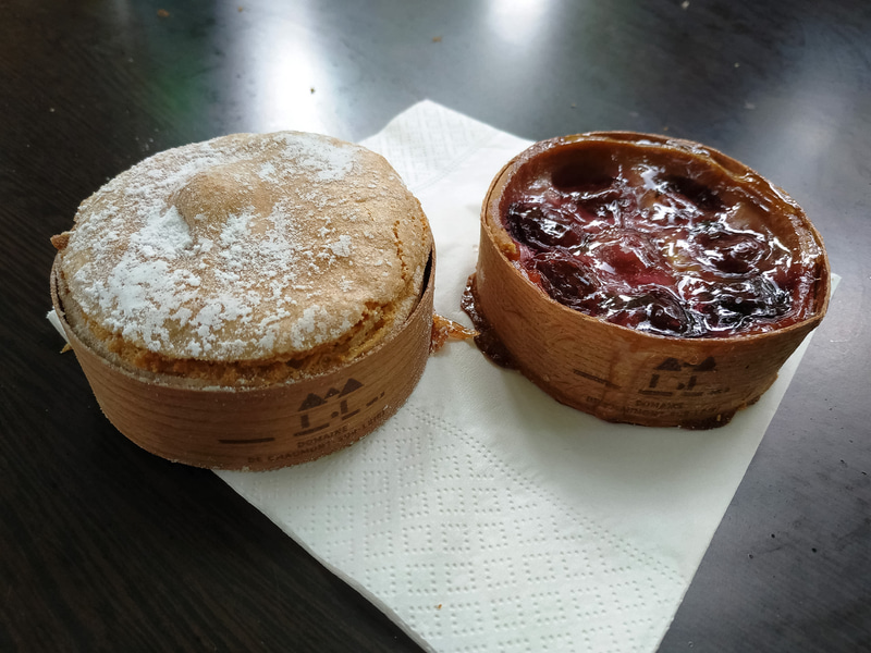 ケーキを買ったら型にお城のマークが入っていました