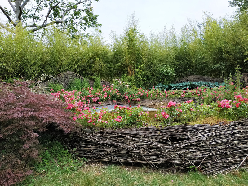 遠くに鳥居らしきものが（写真最下段右）。もしかするとあの辺りが日本庭園？