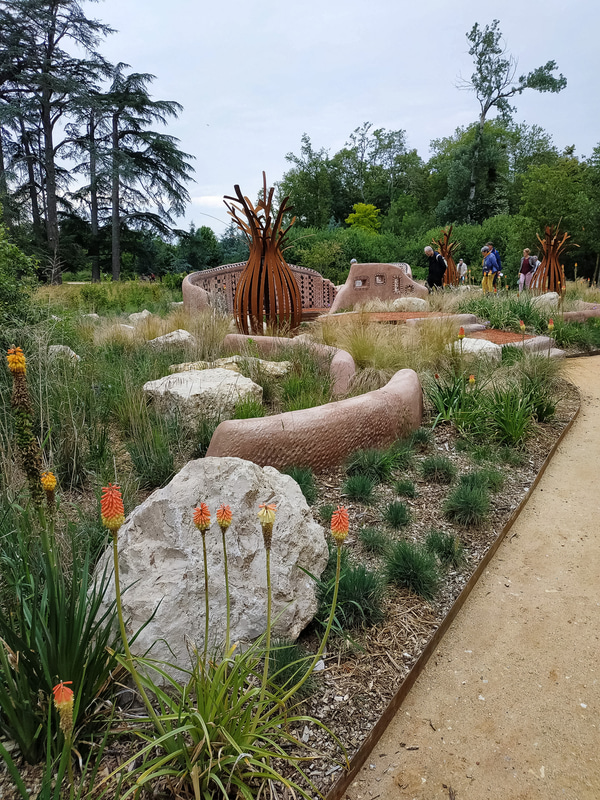 遠くに鳥居らしきものが（写真最下段右）。もしかするとあの辺りが日本庭園？