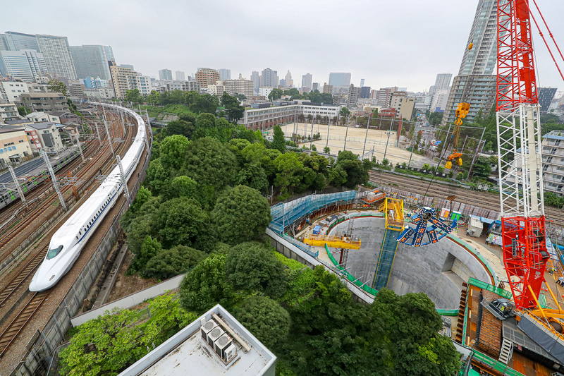 品川駅至近にある「北品川非常口」。すぐそばを東海道新幹線が通る