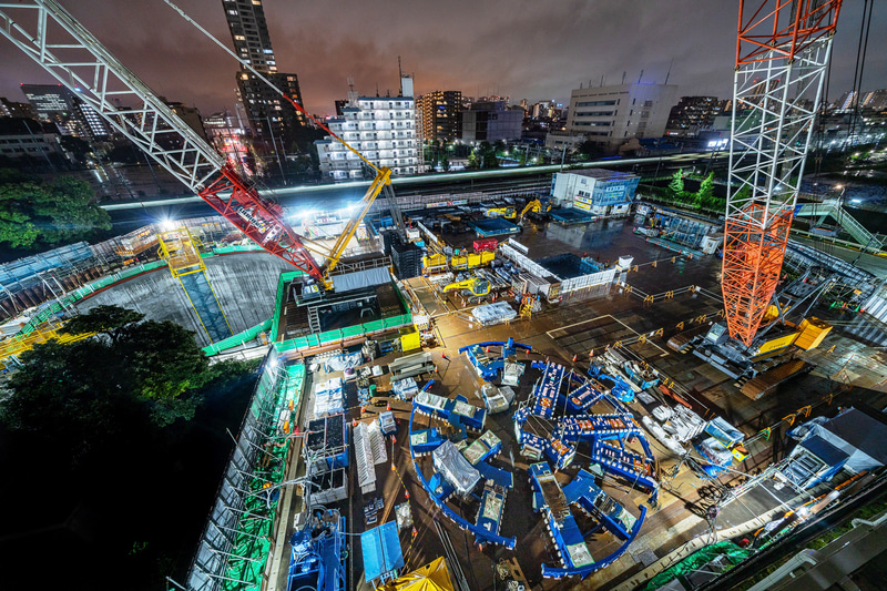 立坑内へ降ろされるのを地上で待つカッターヘッド