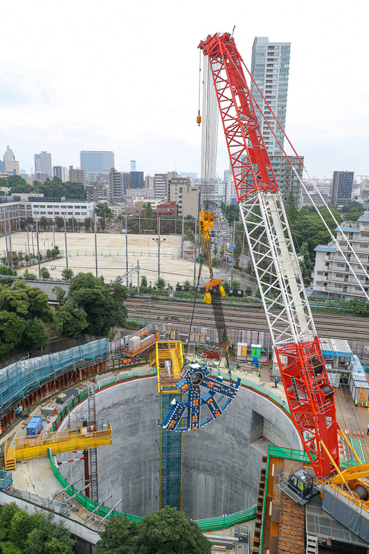 クレーンでつり上げられて移動するカッターヘッド