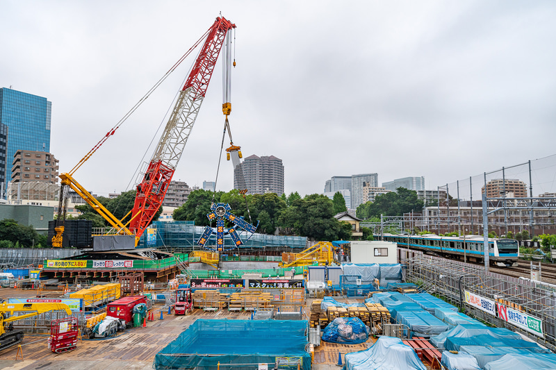 クレーンでつり上げられて移動するカッターヘッド