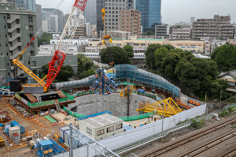 クレーンでつり上げられて移動するカッターヘッド