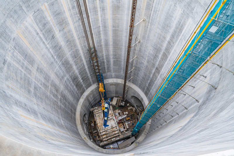 立坑を降下するカッターヘッド