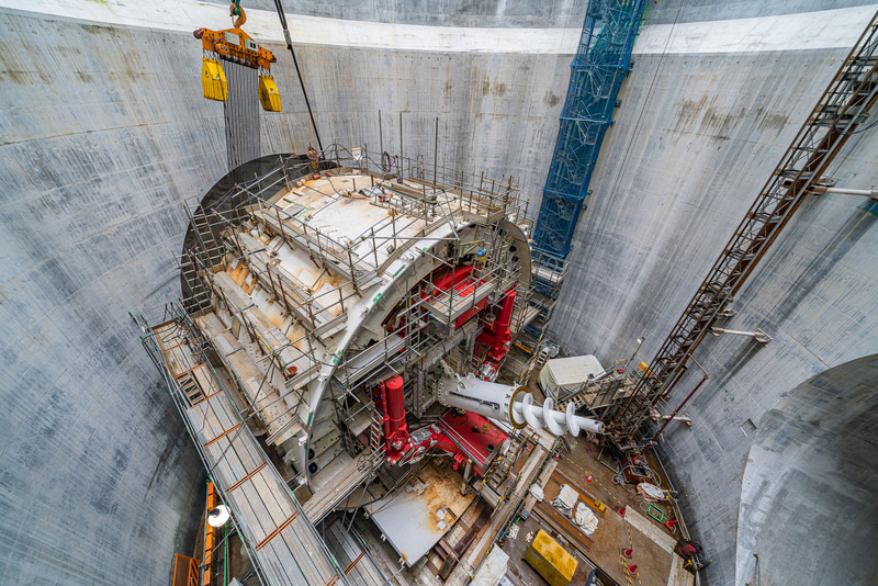 カッターヘッドの全周が立坑内に降ろされた