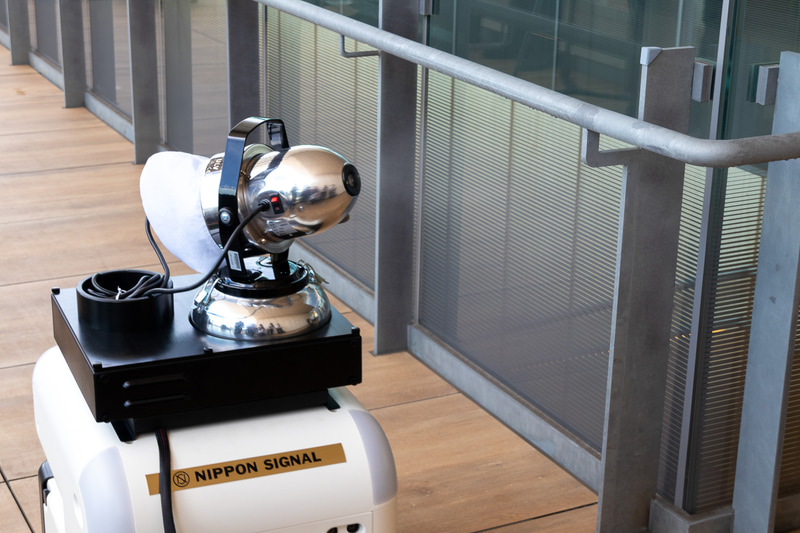 マッピング情報をもとに各種センサーで現在地や目標物を認識し、消毒剤を噴霧していく。通路が90度曲がっている部分もスムーズに向きを変えて移動する