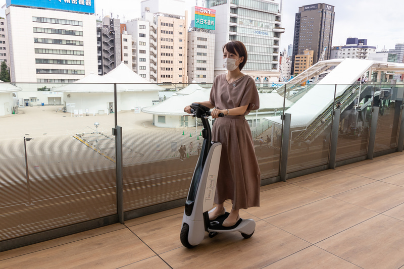 歩行領域EV（立ち乗りタイプ）。開発元はトヨタ自動車。2～10km/hで移動できる3輪車型のパーソナルモビリティ。駅や空港、工場など大規模施設での巡回や警備、手荷物を持った移動を目的としている