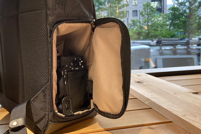 リュック」は一眼レフカメラが収納できる「カメラポケット」を備える