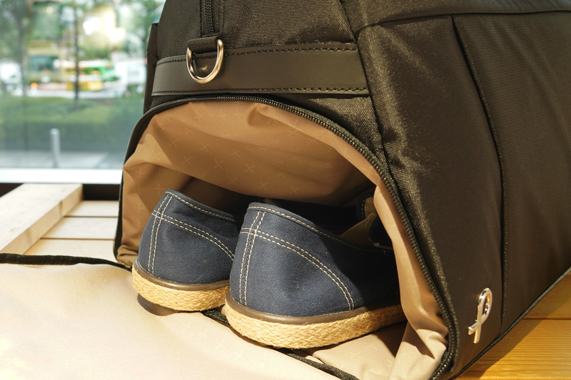 「ボストンバッグ」は靴をほかの荷物とは別に収納できる