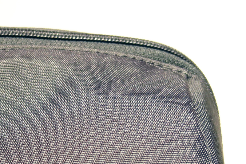 プロテカのソフトキャリーケースにも使用する、撥水機能を備えたポリエステル生地を使用