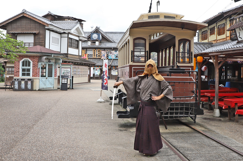 園内で、刀を抜いたキャストが出迎えて（？）くれた。なお、頭巾をかぶっているのも違和感なく口元を隠すため
