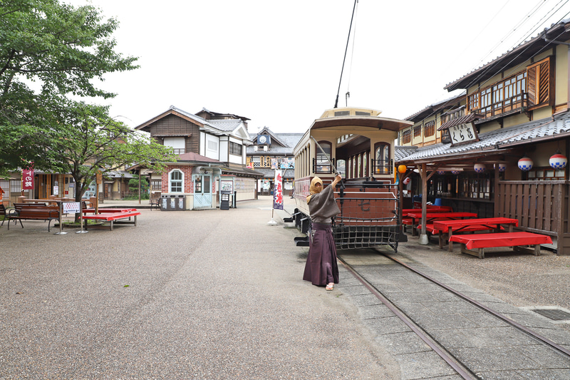 園内で、刀を抜いたキャストが出迎えて（？）くれた。なお、頭巾をかぶっているのも違和感なく口元を隠すため