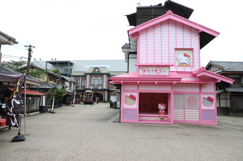 映画村では現在、「ハローキティの映画村じゃっく」イベントも開催中。写真の「はろうきてぃの秘密のお部屋」のほか、はろうきてぃ人力車やフォトスポットもある