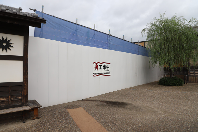 エヴァンゲリオン京都基地はこの奥。壁面の「工事中」のデザインも作品の世界観に合わせたものだが、オープン時には撤去するとのこと