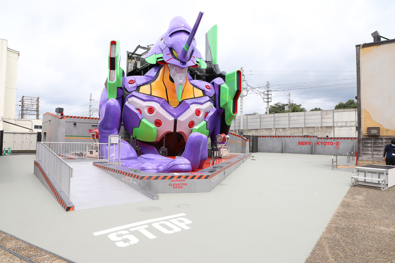 手のひらはフォトスポット。「搭乗」はエヴァの左後ろからエントリーする