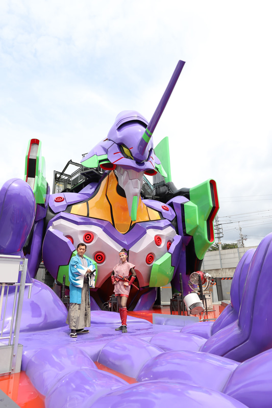 初号機と新選組、くノ一というシュールな組み合わせ。エヴァの巨大さが分かる