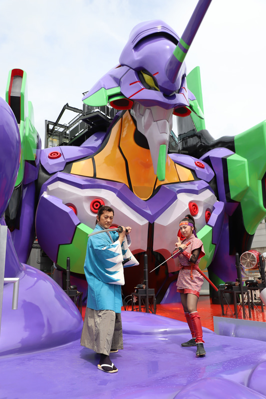 初号機と新選組、くノ一というシュールな組み合わせ。エヴァの巨大さが分かる