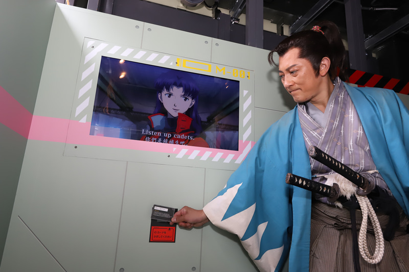 QRコードを読み込むとミサトさんが注意事項の説明をはじめる