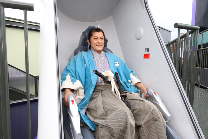 使徒と闘っているイメージをいわすさんにつくってもらった。本差、脇差を帯刀した剣士の姿はとてもシュール