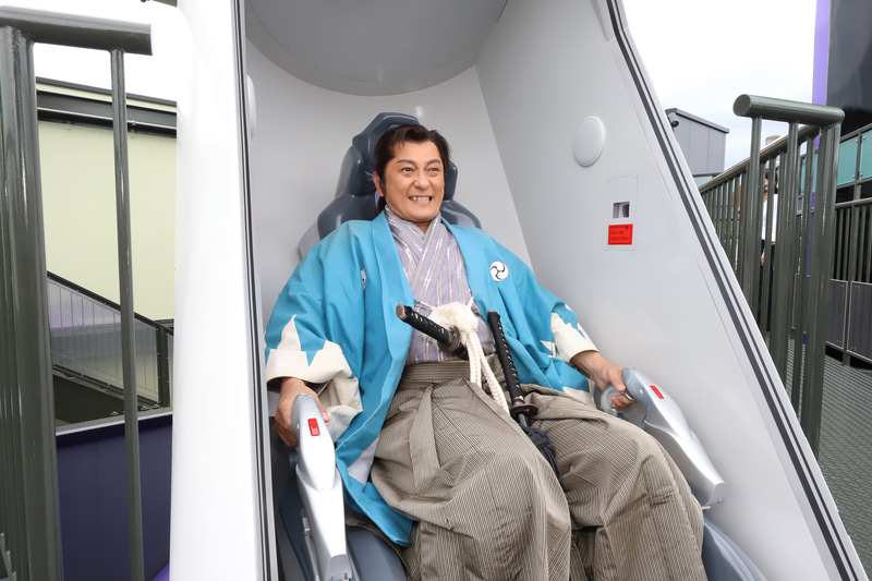 使徒と闘っているイメージをいわすさんにつくってもらった。本差、脇差を帯刀した剣士の姿はとてもシュール