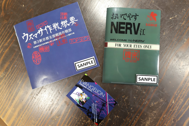 左はフォトブック（写真2枚以上の購入者用）、右はクリアファイル（写真1枚の購入者用）。中央下はプロカメラマンによる撮影で、1グループにつき1枚もらえるもの