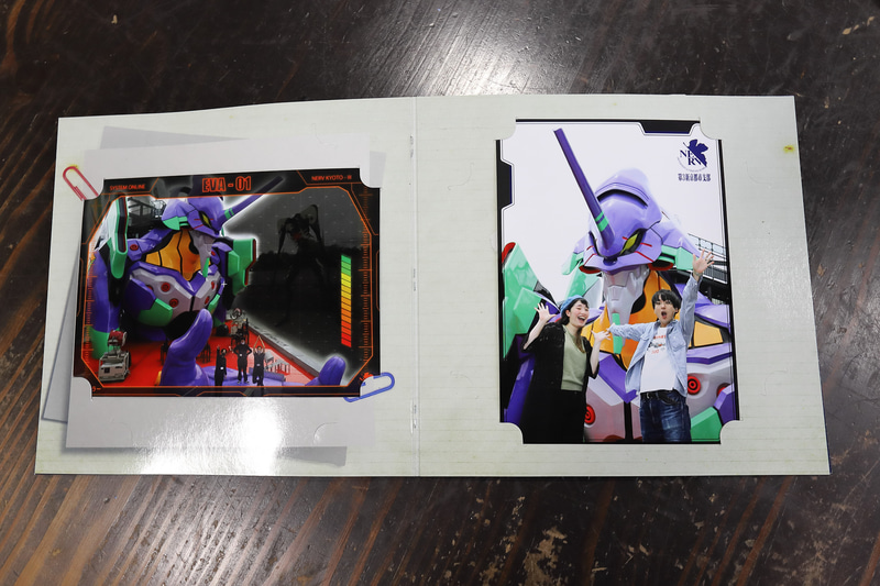 手のひらで1枚、カメラマンによる撮影が1枚。オリジナルフレーム、NERVロゴとともにプリントされる