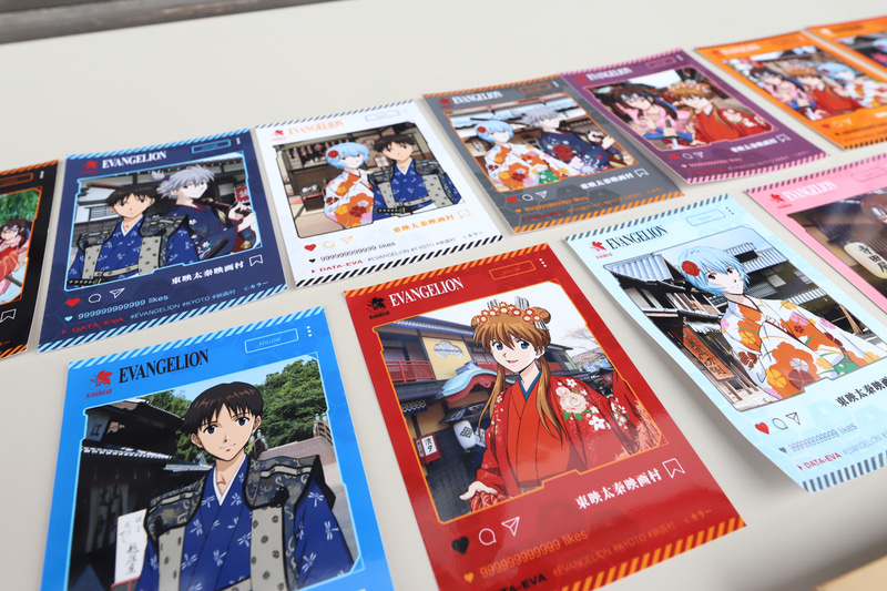 ブロマイドは、シンジたちが修学旅行で太秦映画村を訪れたようなイメージ