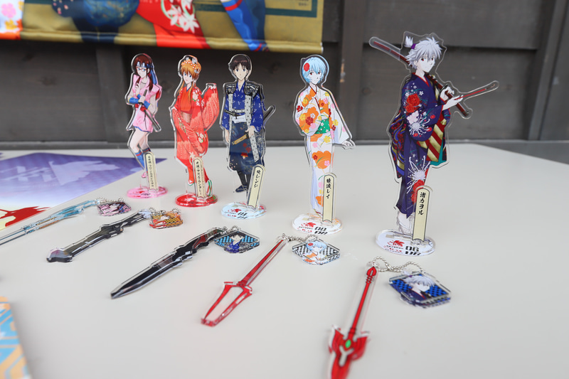 缶バッジ、ダブルチャームキーホルダーはトレーディング形式。アクリルフィギュアスタンドは人気が出そうだ