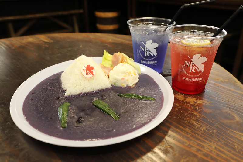 NERVカレーと冷たいドリンク。食べる前に写真に収めておきたい