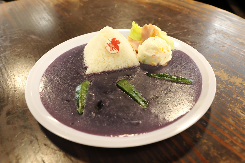 ごはんでNERV本部、ルーで地底湖を表現。紫色はビーツによるもの。どのカレーも中辛程度だが、初号機Ver.はややマイルドになっているとのこと