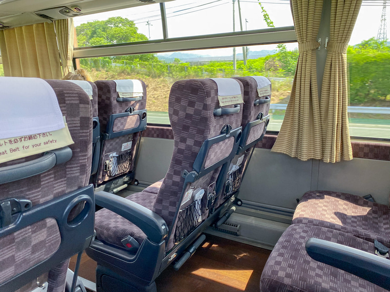 途中で2か所のPA（パーキングエリア）で10分程度の休憩があります。車両はトイレ付き