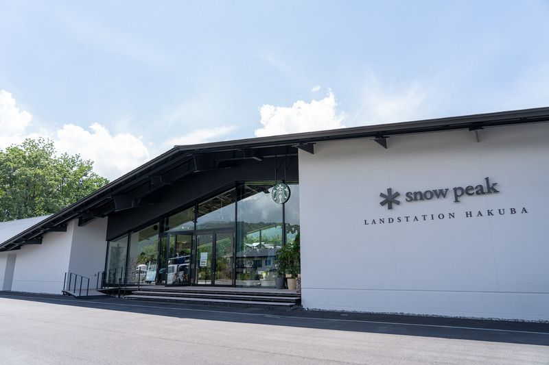 入り口は南東向き。無料駐車場も完備です