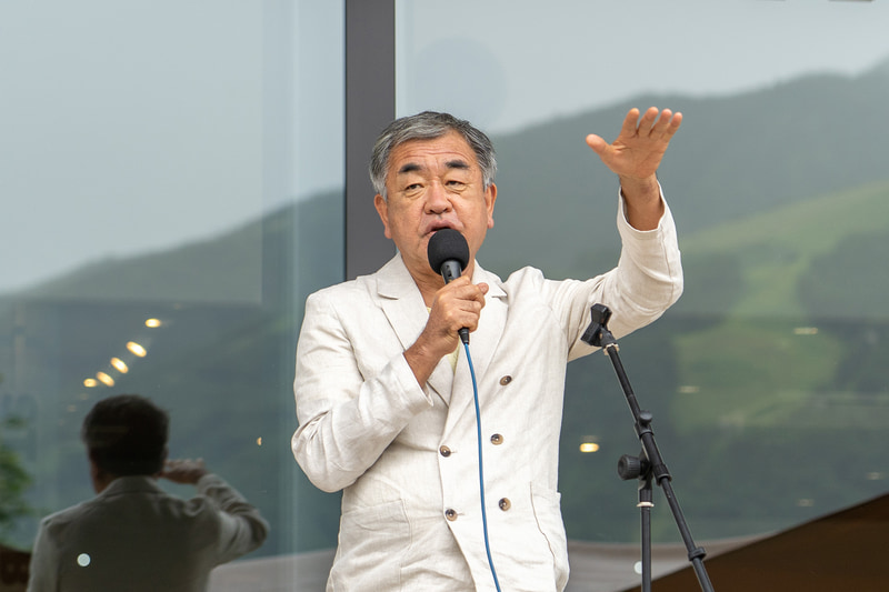 建物の意匠設計を担当した建築家で東京大学教授の隈研吾氏