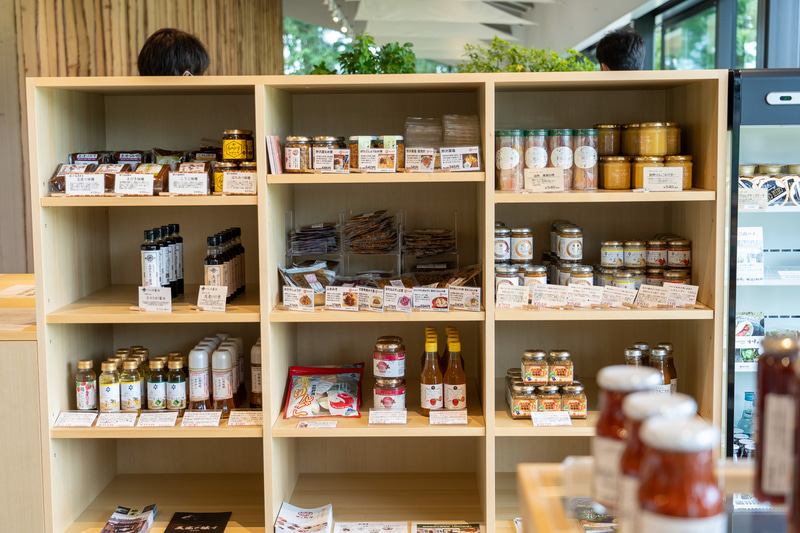 信州産の味噌やドレッシングなどの調味料などのコーナーも