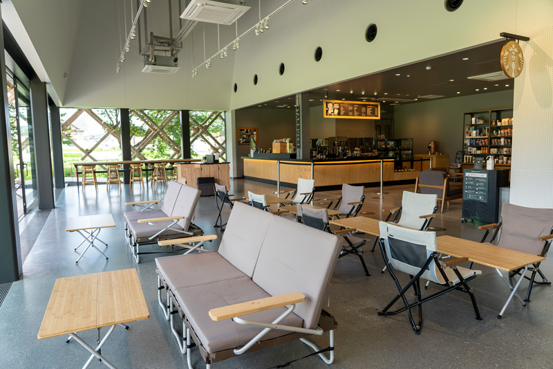 物販やレストランは11時オープンですが、スタバだけは朝8時から営業。午前中は地域の人の憩いの場になっているのだとか