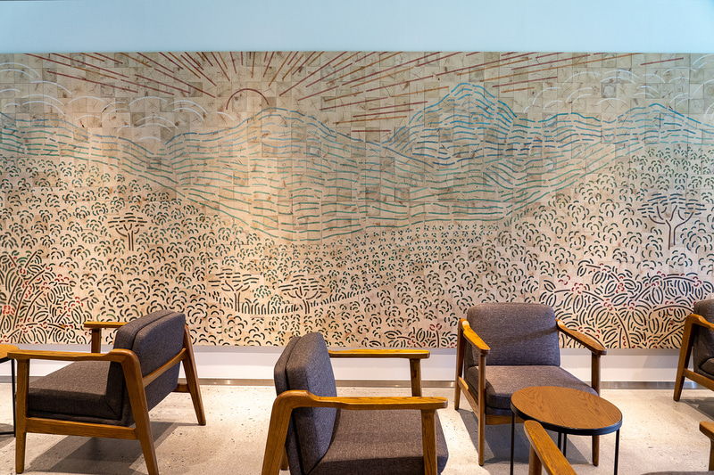 建築工事で出た廃材を使ったアートが壁一面に