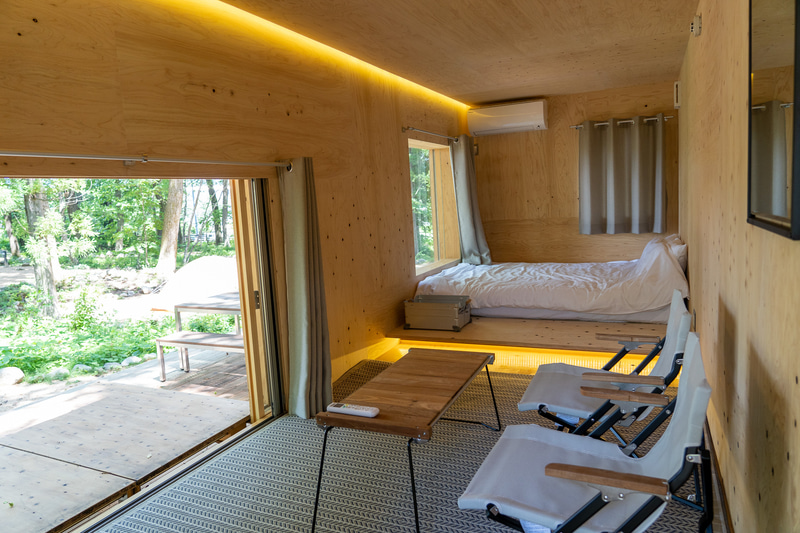 ピクチャーウィンドウからの景色を楽しみながらプライベート感を味わえる「住箱-JYUBAKO-」。ヒノキの香りに癒やされます