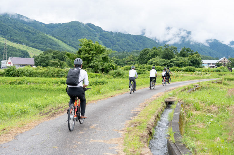 田んぼの横の細い道をぐんぐん進む