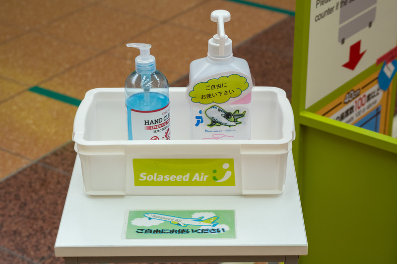 受付機の脇には消毒液を用意