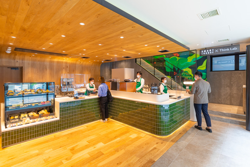 「スターバックス コーヒー CIRCLES 銀座店」は、1階はレジとバーカウンターのシンプルなつくり、2階は「人とつながり、アイデアを共有し、創り上げる：Co-Work（コワーク）」スペースと、「自分の知を深める最高の集中体験：Solo-Work（ソロワーク）」スペースで構成されている