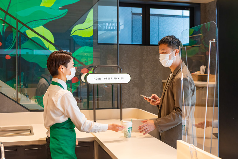 1階で商品の注文と受け取りが完結でき、クイックなカフェの利用が可能。キャッシュレス支払いに対応するほか、事前に注文決済できるスターバックスの「モバイルオーダー＆ペイ」の受け取り専用カウンターも設置している