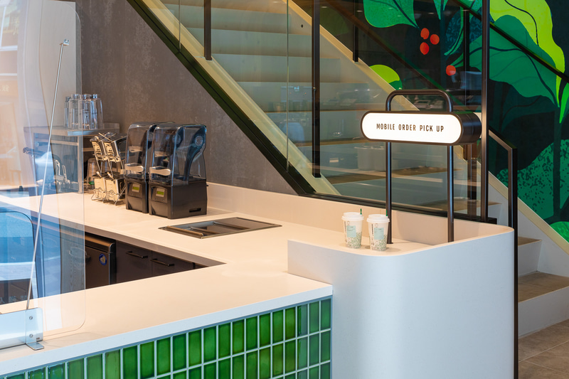 1階で商品の注文と受け取りが完結でき、クイックなカフェの利用が可能。キャッシュレス支払いに対応するほか、事前に注文決済できるスターバックスの「モバイルオーダー＆ペイ」の受け取り専用カウンターも設置している