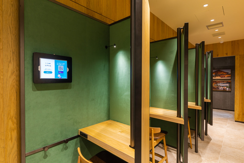 オンラインミーティングなどに適した予約できる半個室のブース席（4席）。40分単位で予約できる