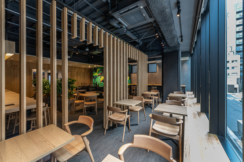 コワークスペースは、電源コンセントがあるカウンター席やディスカッションに最適なビッグテーブルなど多彩な客席を備える