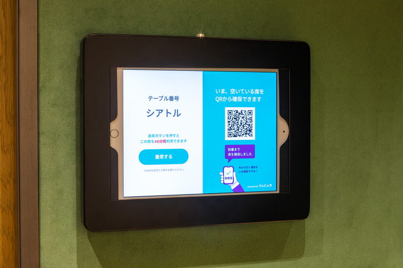 オンラインミーティングなどに適した予約できる半個室のブース席（4席）。40分単位で予約できる