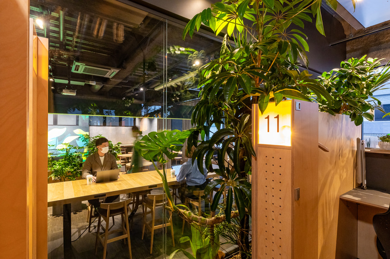 Think Labは、アイウエアブランドJINSの集中研究から生まれた「究極のソロワーキングスペース」。Think Labのアプリで予約可能で、料金は15分300円（税別）から